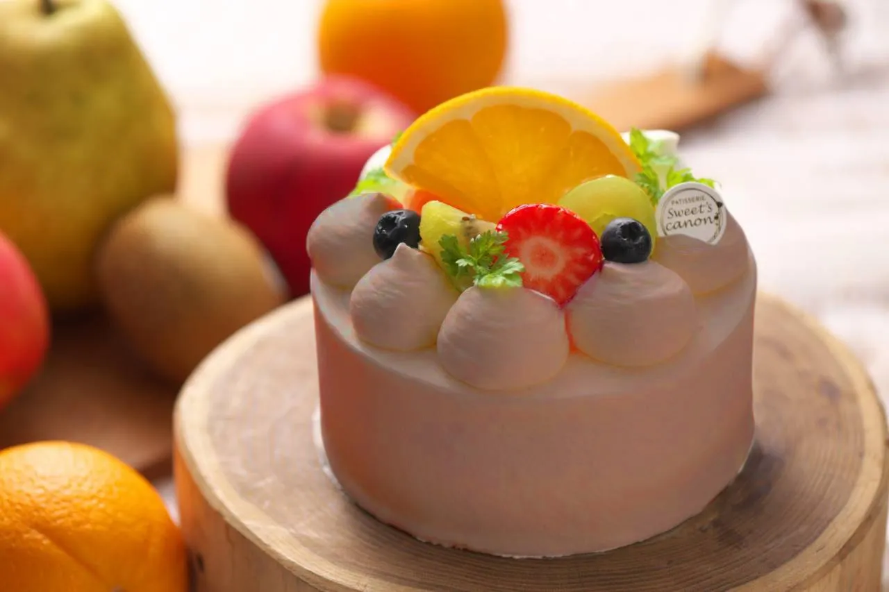 フルーツのチョコデコレーションケーキ